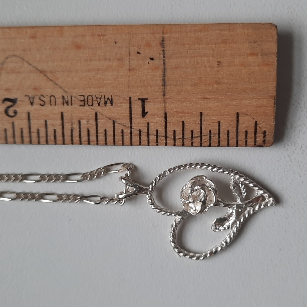 Sterling silver heart and rose pendant with sterling chain - Picture 3 of 9